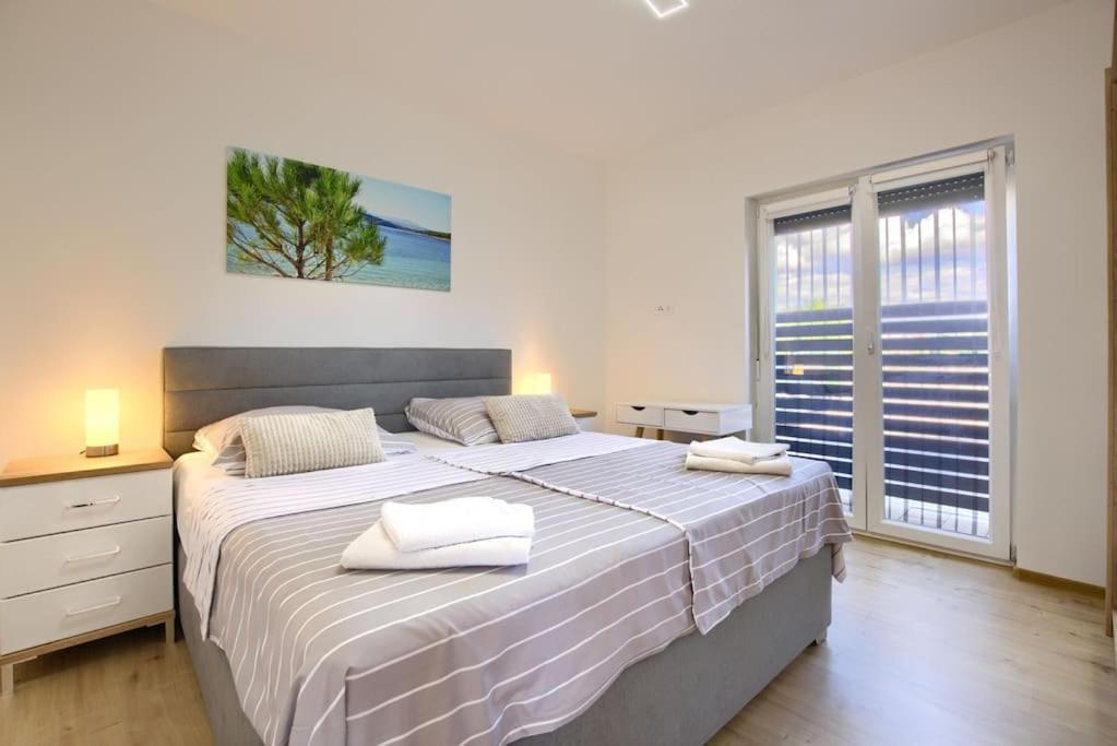 Apartment Sunrise Fuer 6 Personen In Pula-Stinjan Εξωτερικό φωτογραφία